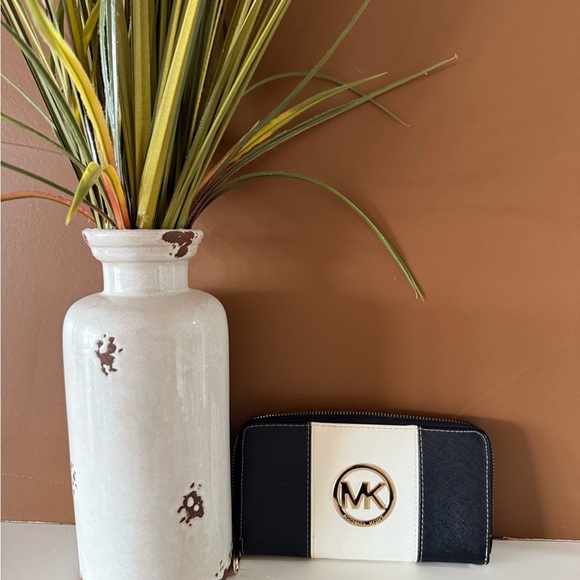 Michael Kors Jet Set Travel Center Stripe Wallet/Wristlet– Classic & Functional! - Picture 2 of 7